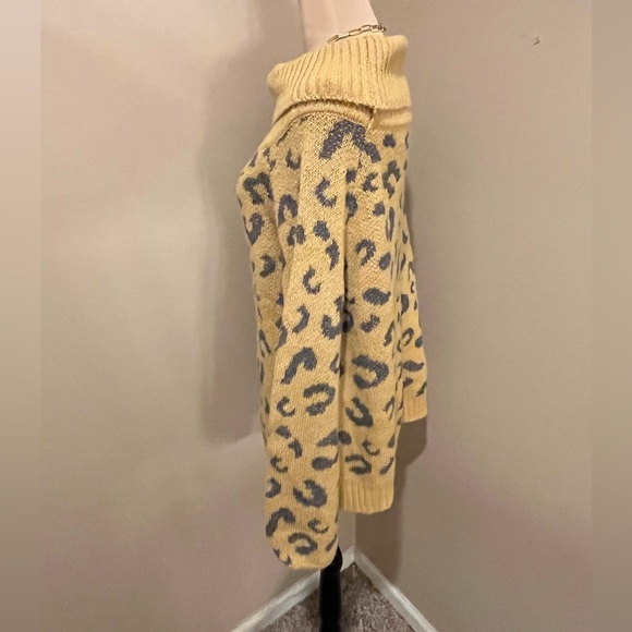 Easel Shawl Neck Sweater Gold Size
S Off the Shoulder Leopard Print
Cozy, medium - Picture 4 of 9